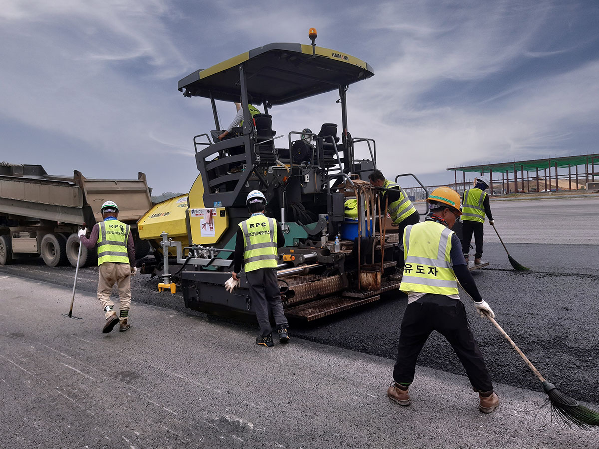 Smoothness the Priority for Premium Paver