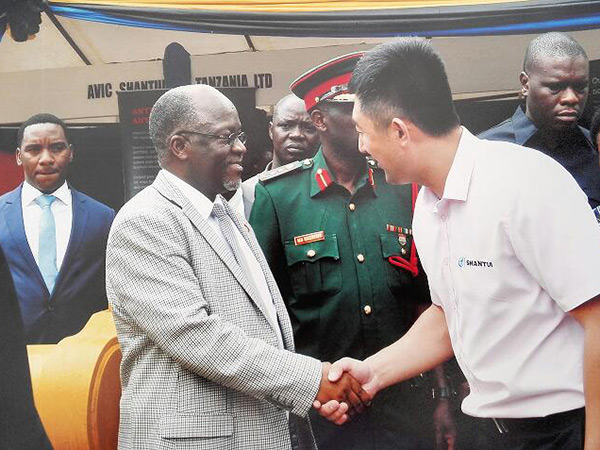 President of Tanzania Visits Shantui Stand of 2016 International Contractor Equipment Exhibition