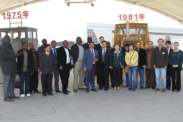 Commerce Officials from Developing Nations Visit Shantui