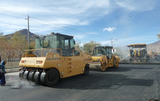 Shantui Tests Road Machinery in Tibet