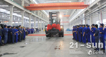 Shantui 25t heavy forklift rolls off production line 
