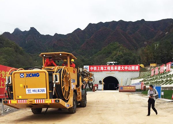 Being advanced, highly effective and environmentally friendly, XCMG’s three-boom hydraulic rock drill jumbo assisted Mongolia-China Railway construction.