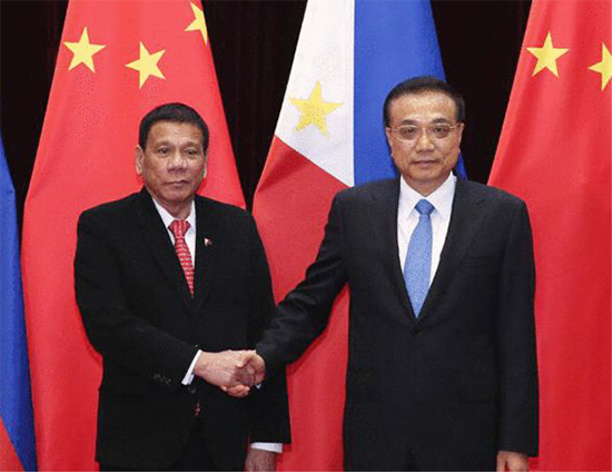 Philippine President Duterte warmly met with Liu Jiansen, the Assistant President of XCMG Machinery and the General Manager of XCMG Import & Export