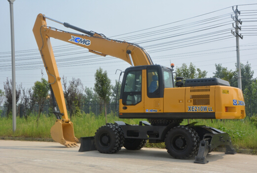 XCMG’s First Extension Armed Wheel Type Hydraulic Excavator Successfully Rolled off the Production Line