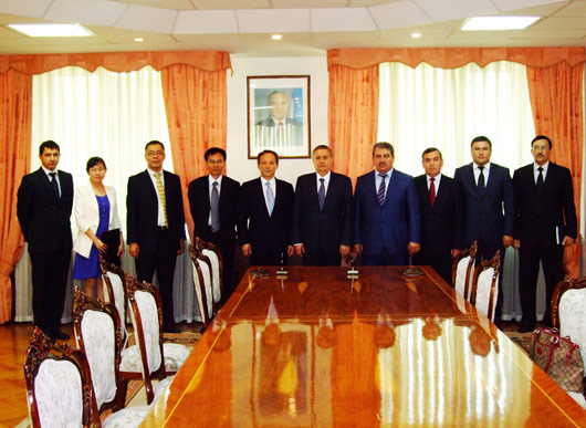 XCMG and Uzbekistan State-owned Railway Company Signing an Agreement of Joint Venture