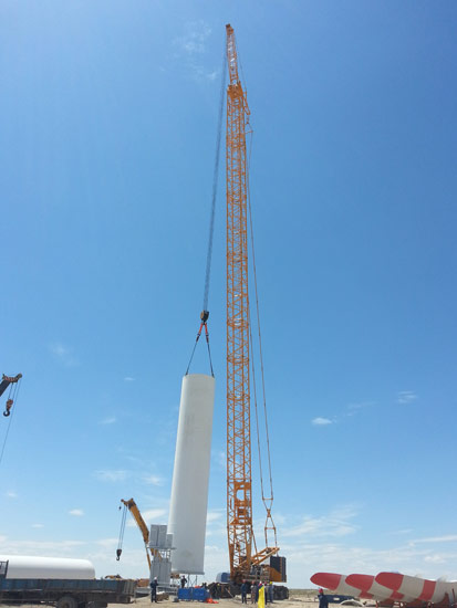 QUY500W Wind Power Crawler Crane Exerts Its Amazing Mightiness in Borderland Construction