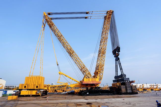 XCMG’s 4000-ton level crane sets a new record by lifting 4500 tons test blocks