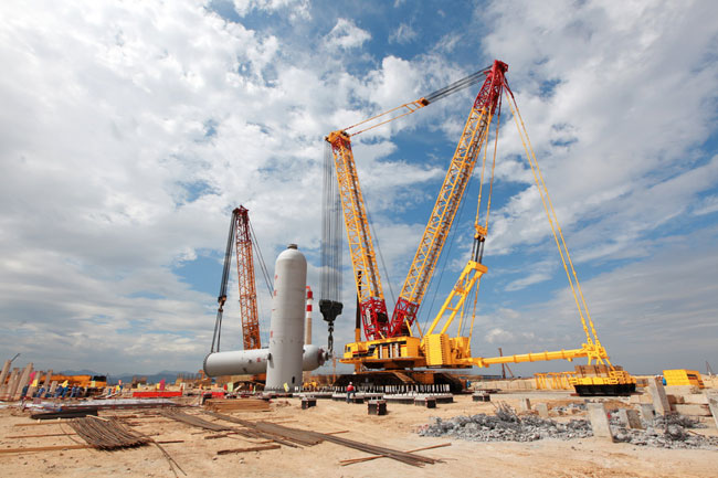 The Sinopec Quanzhou Refinery Construction Project: the XCMG 2000-ton Crawler Crane Plays the Leading Role