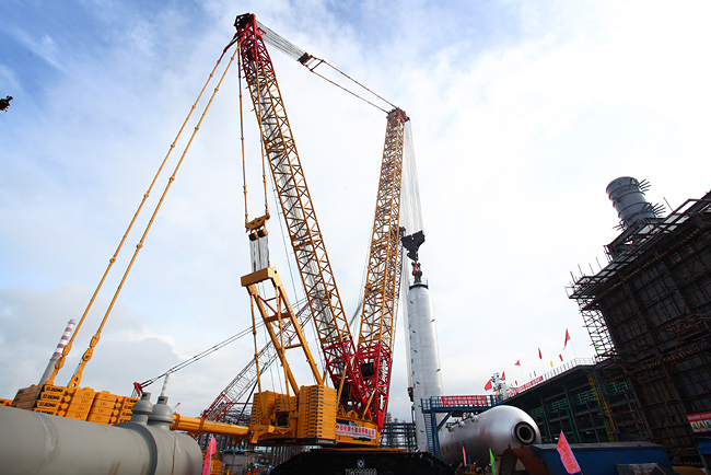 XCMG 2000-ton crawler crane lifting over 1000-ton heavy cargo