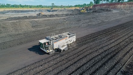 High daily outputs in windrows are no problem for the new Wirtgen 220 SM 3.8/ 220 SMi 3.8. With a cutting width of 3.8 m and a cutting depth of up to 350 mm, the 708 kW surface miner is perfect for soft-rock mining in operations of all sizes.
