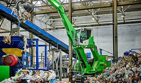 Not only in colour harmony with SENNEBOGEN Recycling expert OZO uses mobile electrical solution in hall operation