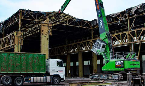 Large steel hall has to be removed - a job for the SENNEBOGEN Longfront Demolition Material Handler 870 E