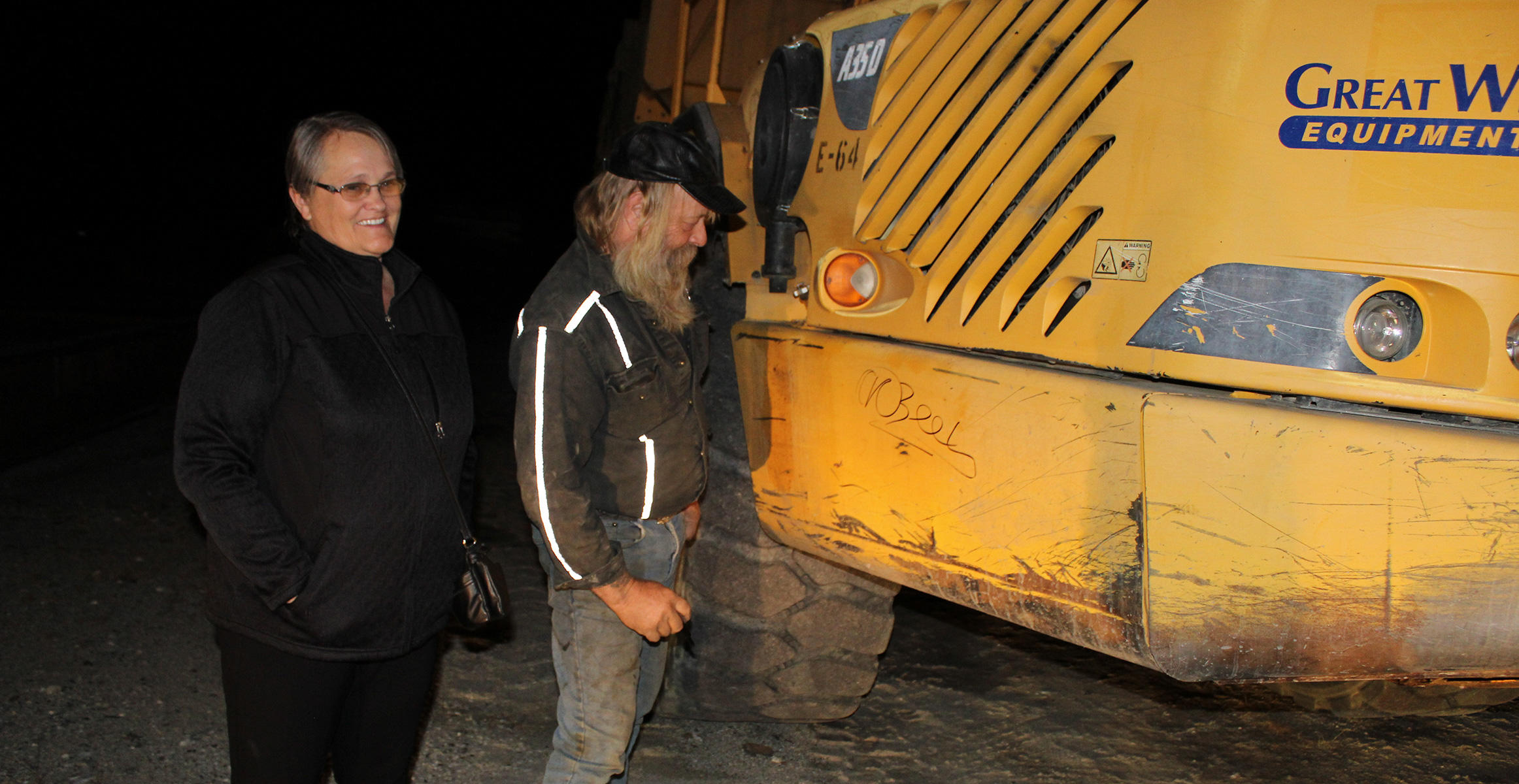 Tony Beets from Gold Rush signs a donated Volvo Articulated <a href='http://product.global-ce.com/truck/ 'target='_blank' style='color:blue;'>Truck</a>