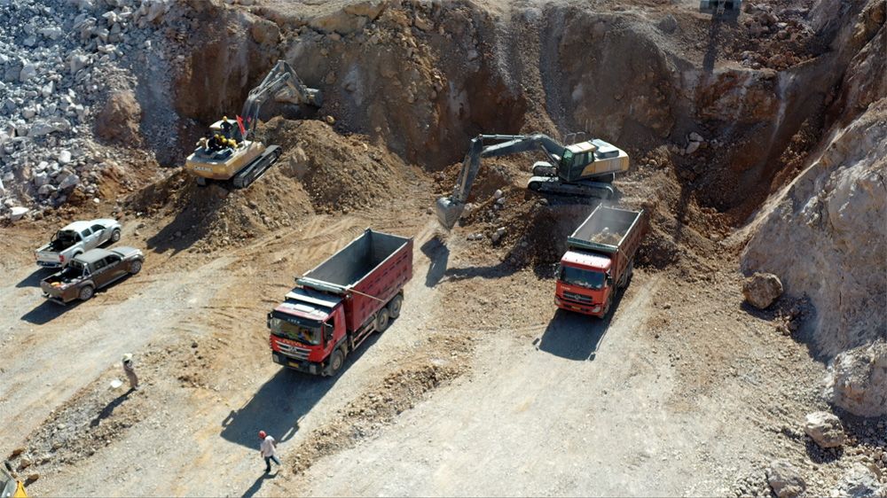 The John Deere E360LC excavator helps restore the ecology of the binchuan mine in yunnan province