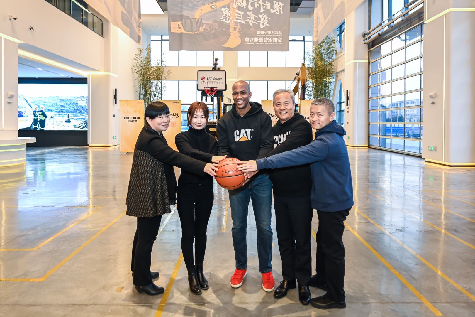 Caterpillar and CBA star marbury, media people to realize the basketball dream of migrant children