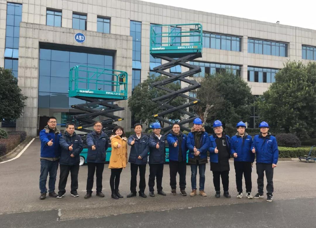 The first new product of shanhe intelligent electric shears aerial work platform was exhibited in the United States