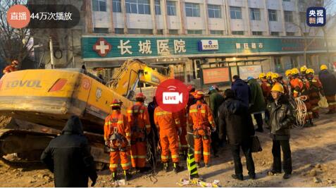 Xining road collapse area of about 80 square, excavator, crane into the rescue