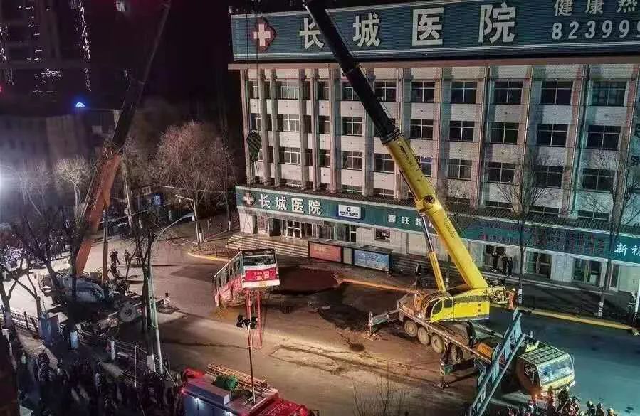 The first time! Xugong crane emergency rescue in qinghai xining road collapse accident