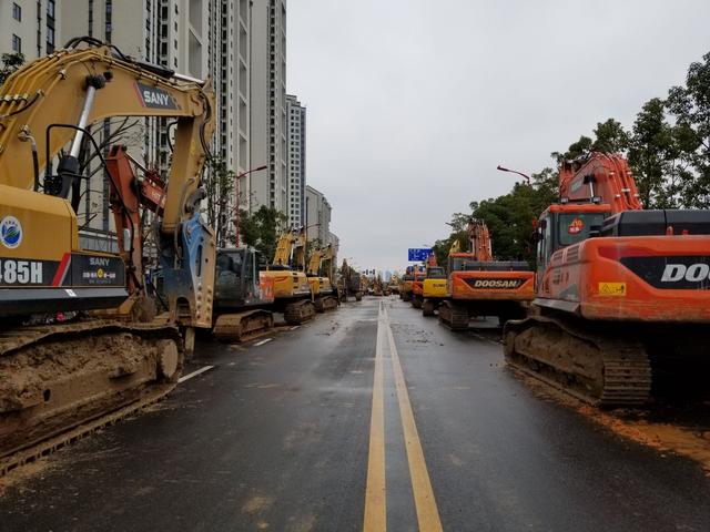 Raytheon mountain hospital construction site: 40 to 50 excavators arrived, two days to complete leveling