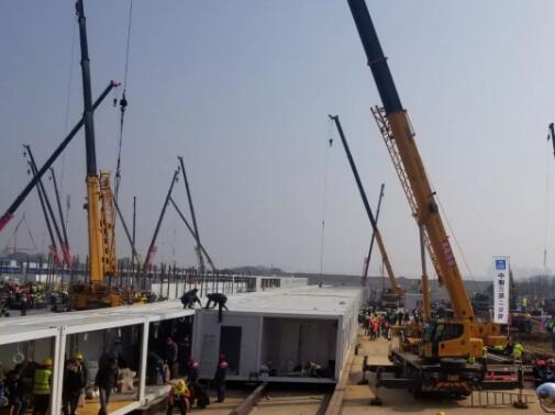 Inverse fight! 100 XCMG equipment support wuhan, henan, Beijing 