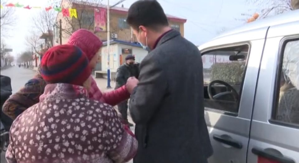 The most beautiful move under the epidemic: wang peng, President of shanxi jinzhong micro-excavation alliance, distributed masks to villagers at his own expense