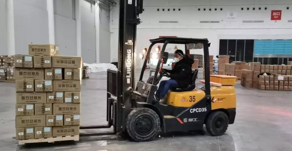 Orderly return to work day liugong forklift epidemic prevention guide to share