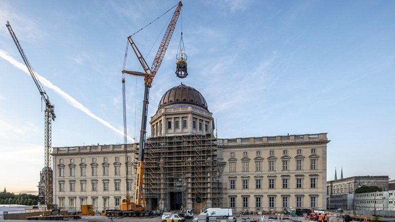 Liebherr Ltm 1500 8.1 Places Cupola On Berlin’s Humboldt Forum