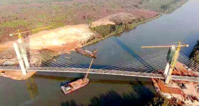 XCMG helped guinea's first cable-stayed bridge close!