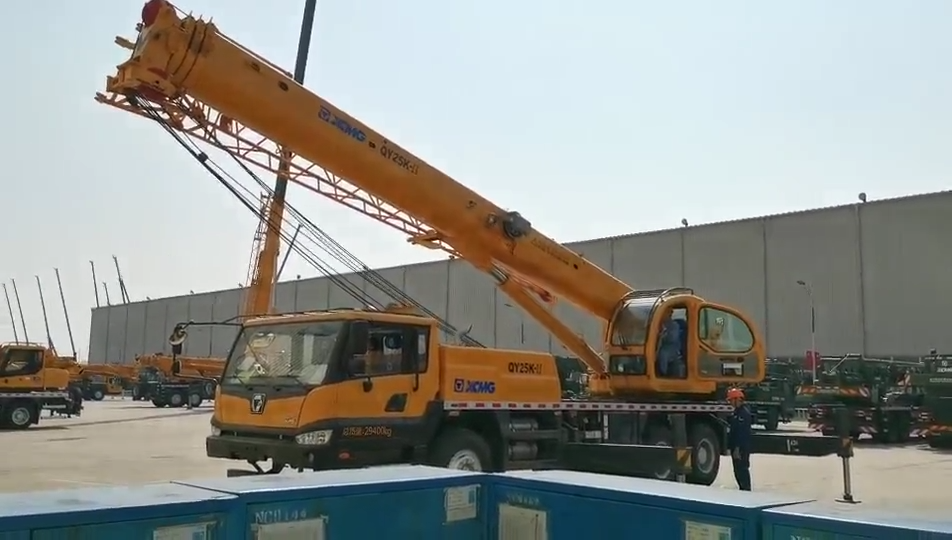 XCMG brand 52m telescopic boom crane QY95KH 95t mo