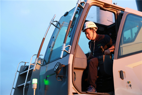 Thirty Years of Ingenuity: Qiu Zhiliang of Zoomlion: a Master of Service for Large Tonnage Crane Failure