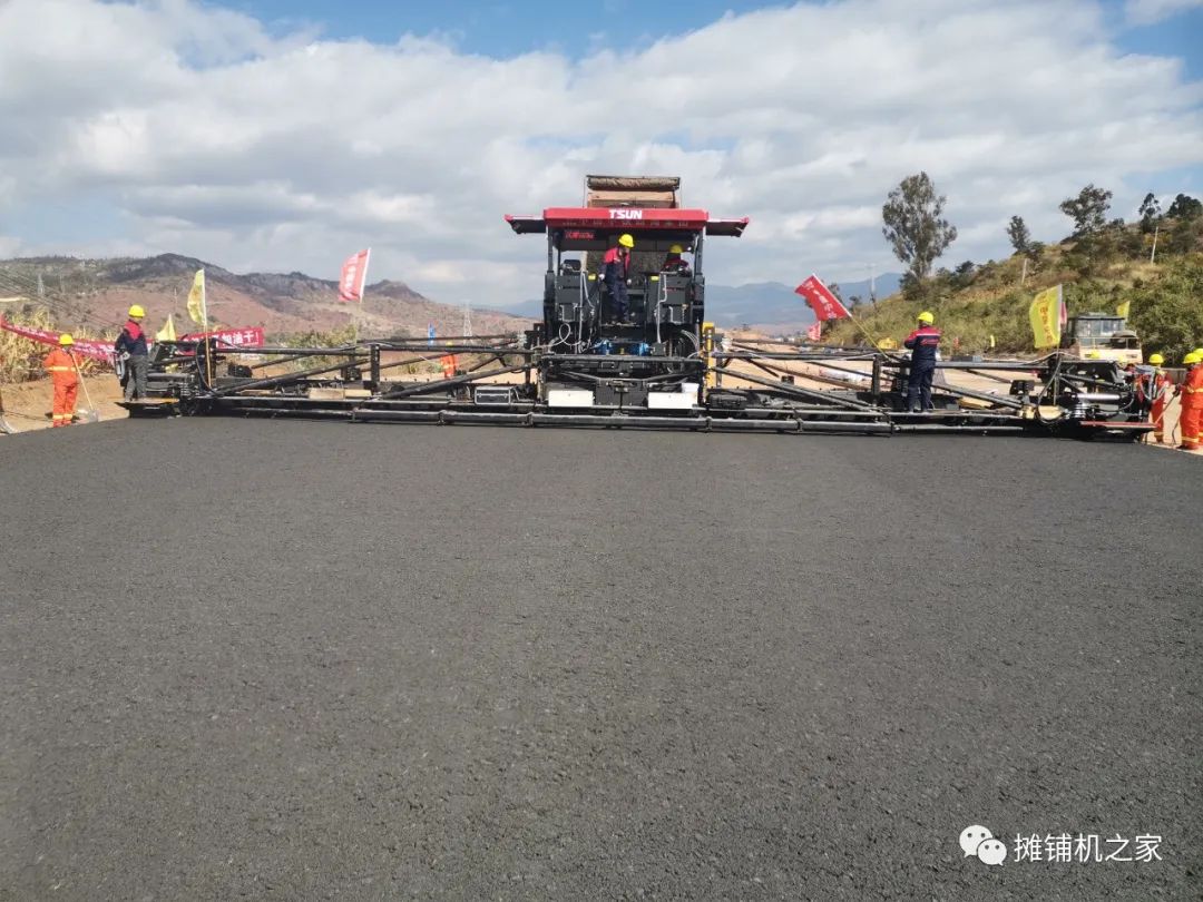 Warmly celebrate the opening of Tianshun Great Wall Paver to help build Yuchu Expressway!