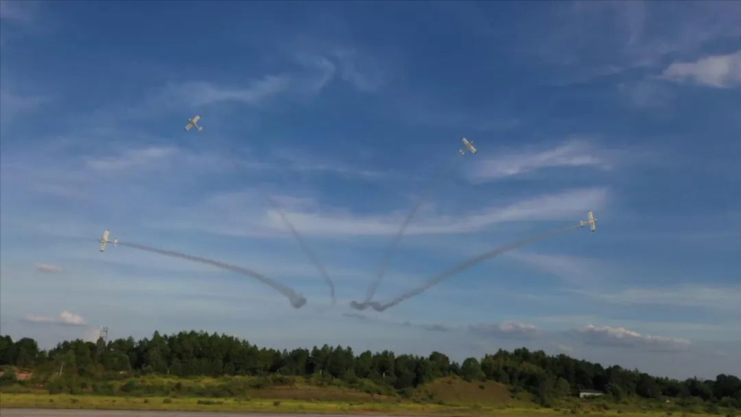 Blooming in the air, circling on a steep slope, diving and jumping.. Look at the dynamic exhibition of Hunan Airshow 2022 by Shanhe Aerobatic Team.