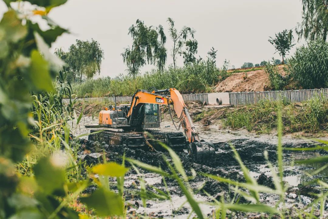 XCMG: River dredging, piling on the water, choose XCMG boat to dig!