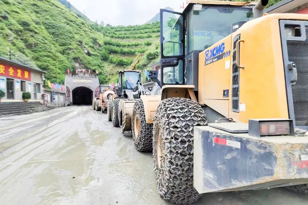 "Hard" iron ore! Flexible access of XCMG loader to mine roadway