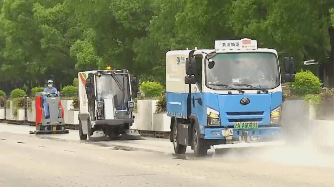 Pudong Road Maintenance New Equipment "On Duty"