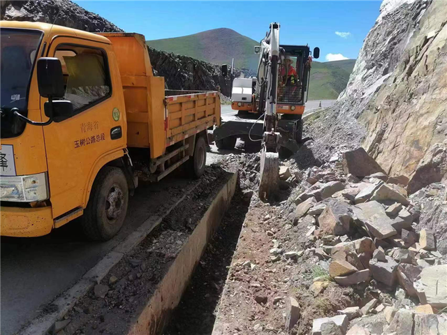 Yushu Highway Section pays full attention to highway maintenance work