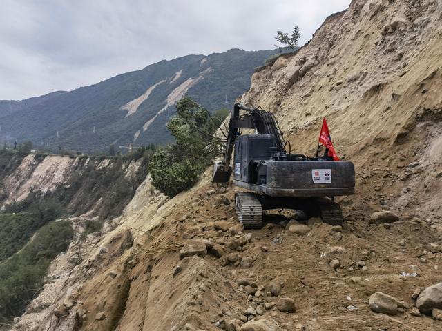 Dialogue with the Female Excavator Who Opened the Way on the Cliff: At Present, This Is What We "Highway People" Should Do