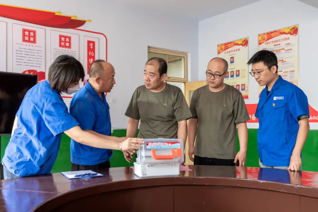 Love Small Medicine Box Trade Union Big Care-Hebei Xuangong Trade Union Equips Grass-roots Branches with "Love Medicine Box"