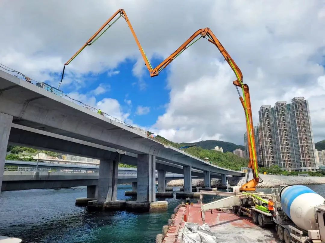 The construction on the ship is still so stable! Zhonglian Pump Truck Helps Build Another Important Cross-sea Passage in Hong Kong