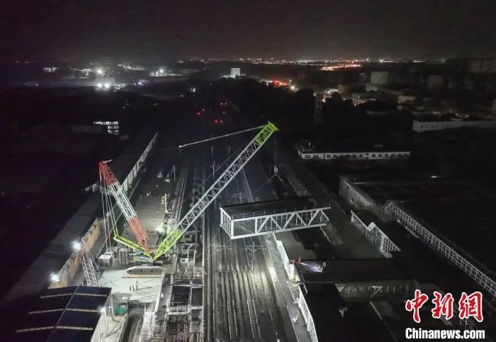 Across Four Railway Lines, Zoomlion Crawler Crane Helps Nanchang South Railway Station Overpass Hoist Successfully