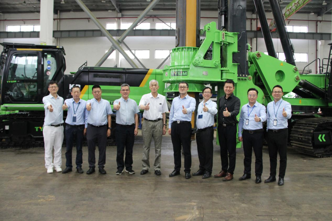 Qi Jun, Li Hongbao, Huang Zhiming and other leaders of the association visited Taixin Machinery to inspect and guide the work