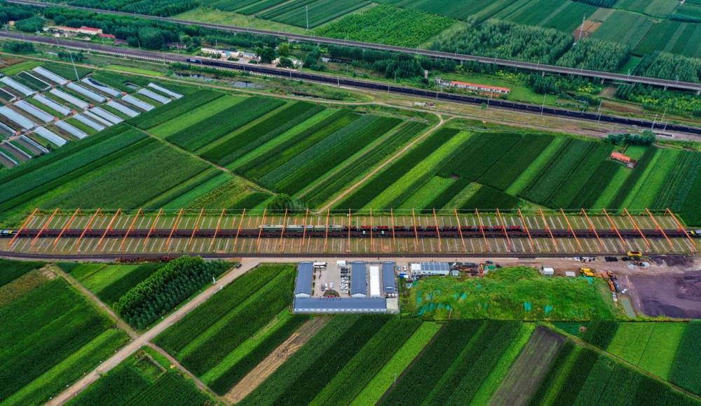 The construction of the first 500-meter long rail train of Lairong Railway has entered the sprint stage.