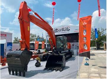 Expanding Channels, Gathering and Developing the Second Mobile Phone of Hitachi Construction Machinery, Exhibiting at China-ASEAN Expo