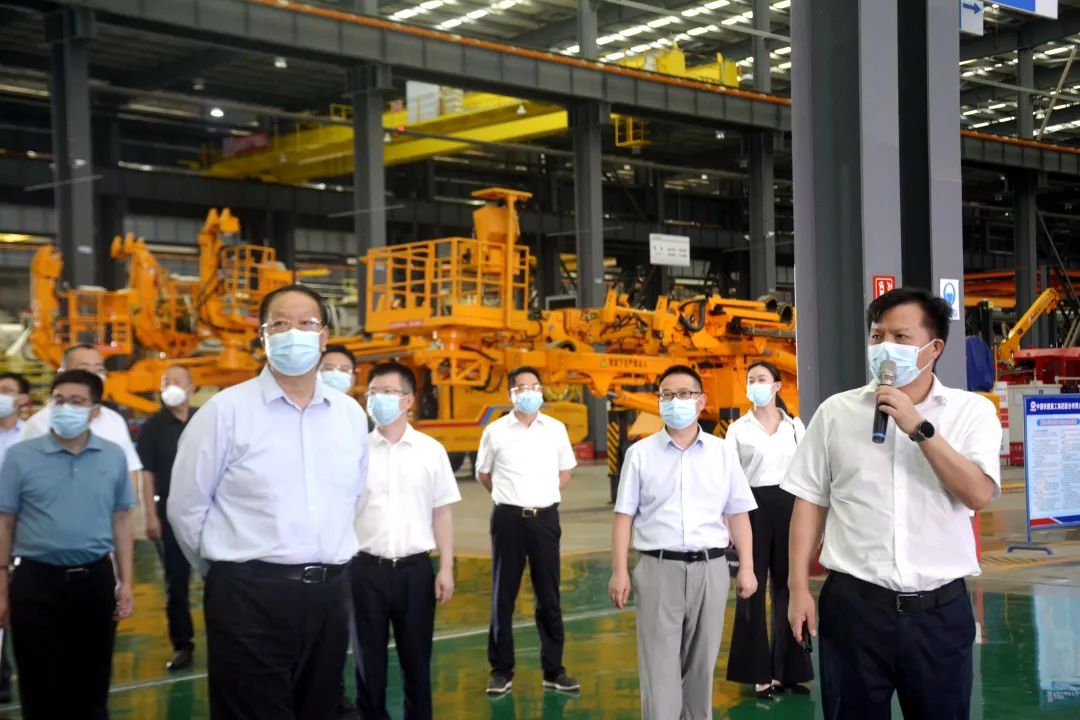 Li Xiaozhong, Member of the Party Group of the All-China Federation of Trade Unions, and His Delegation Investigate Railway Construction Heavy Industry