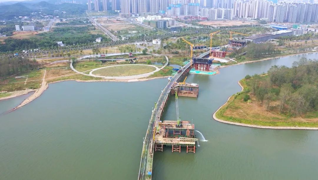 Assemble on the riverside and fire! Zoomlion's "Little Green Corps" Helps Build the Largest Single River-Crossing Bridge in Hunan