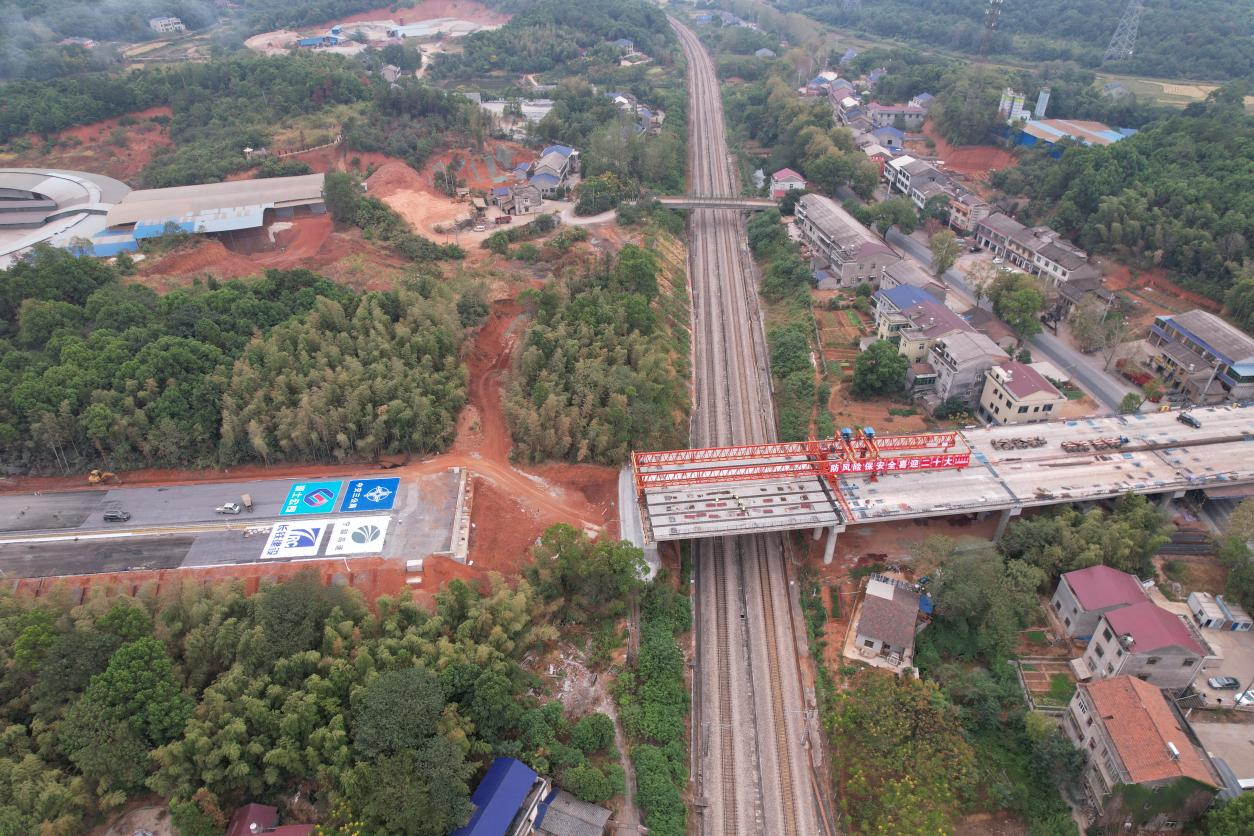 The main line of Ningshao expressway was successfully erected across the Shichang Railway.