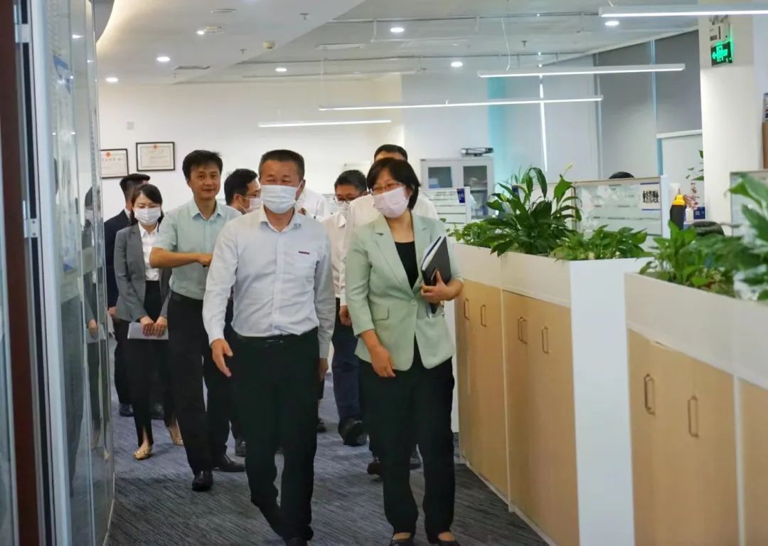 Xia Zhihong, General Manager of Sunward, led a team to visit Sinosure Hunan Branch