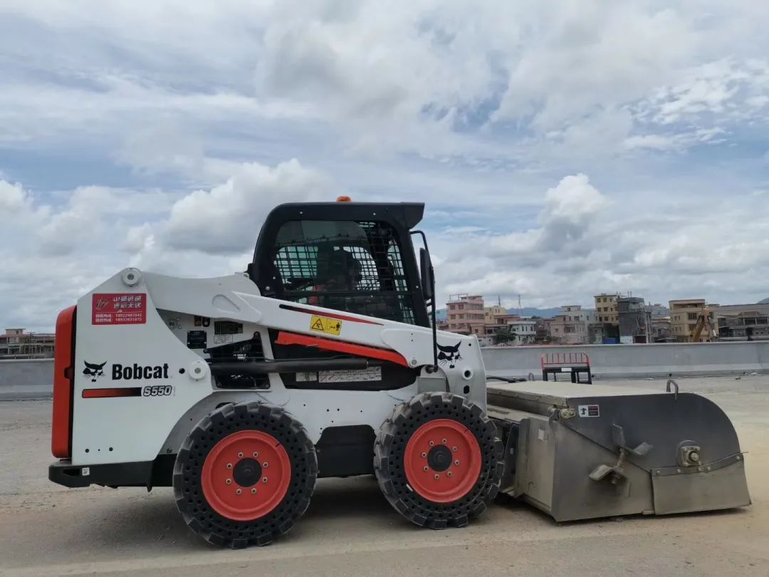 All-round versatile, Bobcat S550 has a hand in making money!