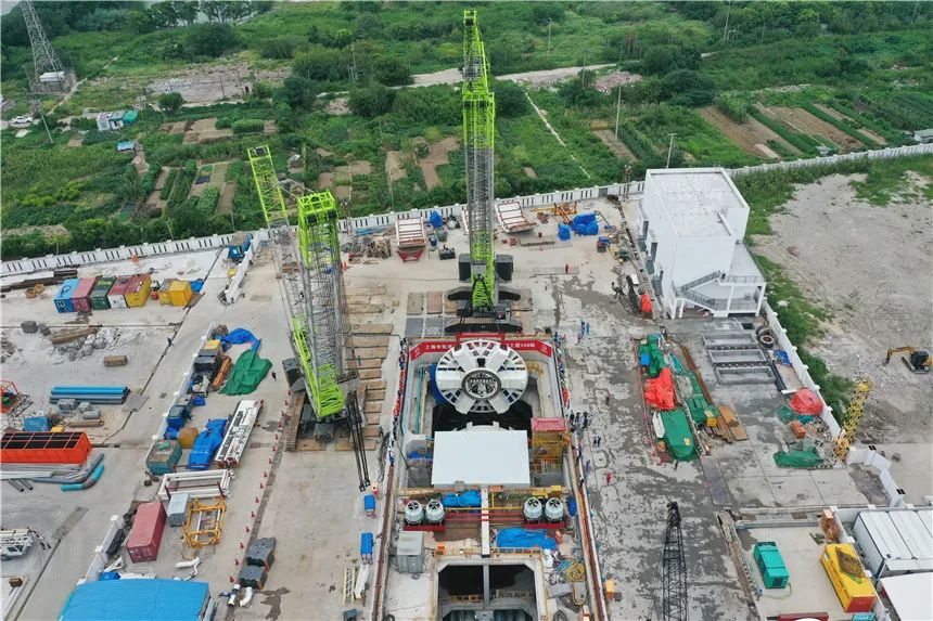 Helping 308 Tons of Cutterhead "Turn Over" and Go Down the Well, Zoomlion Crawler Crane Shanghai Rail Makes Another Contribution