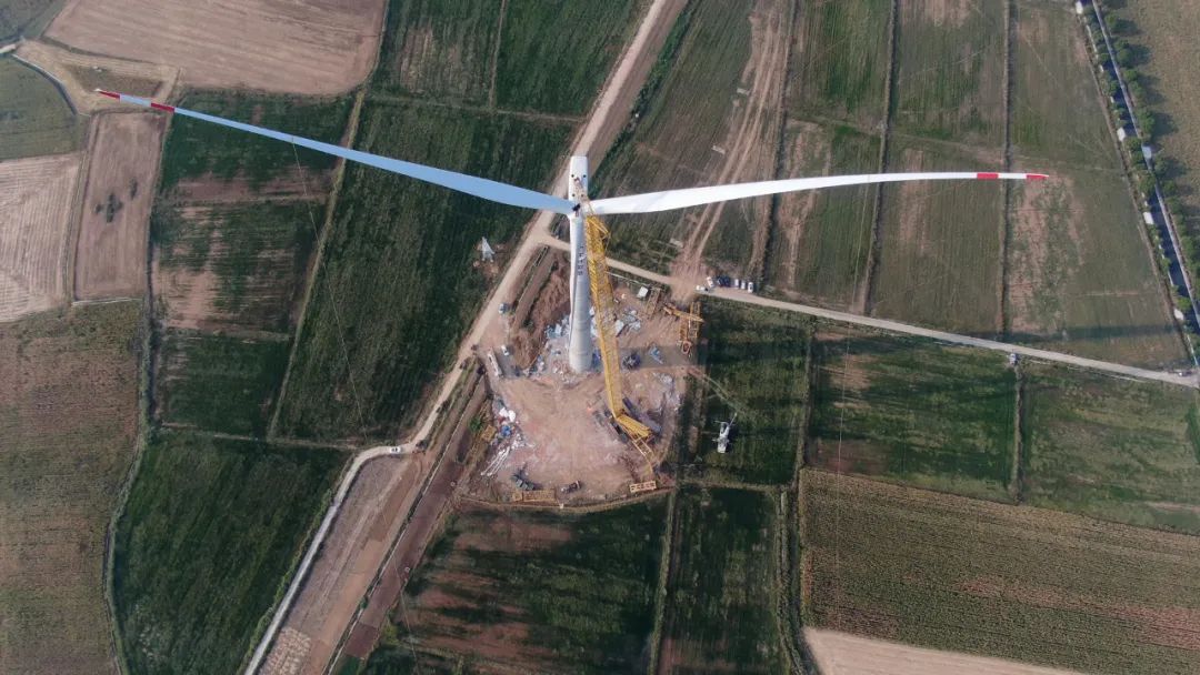 Height 166m, diameter 200m! XCMG XGC 15000A completes the first lifting of the "largest mixed tower" wind turbine